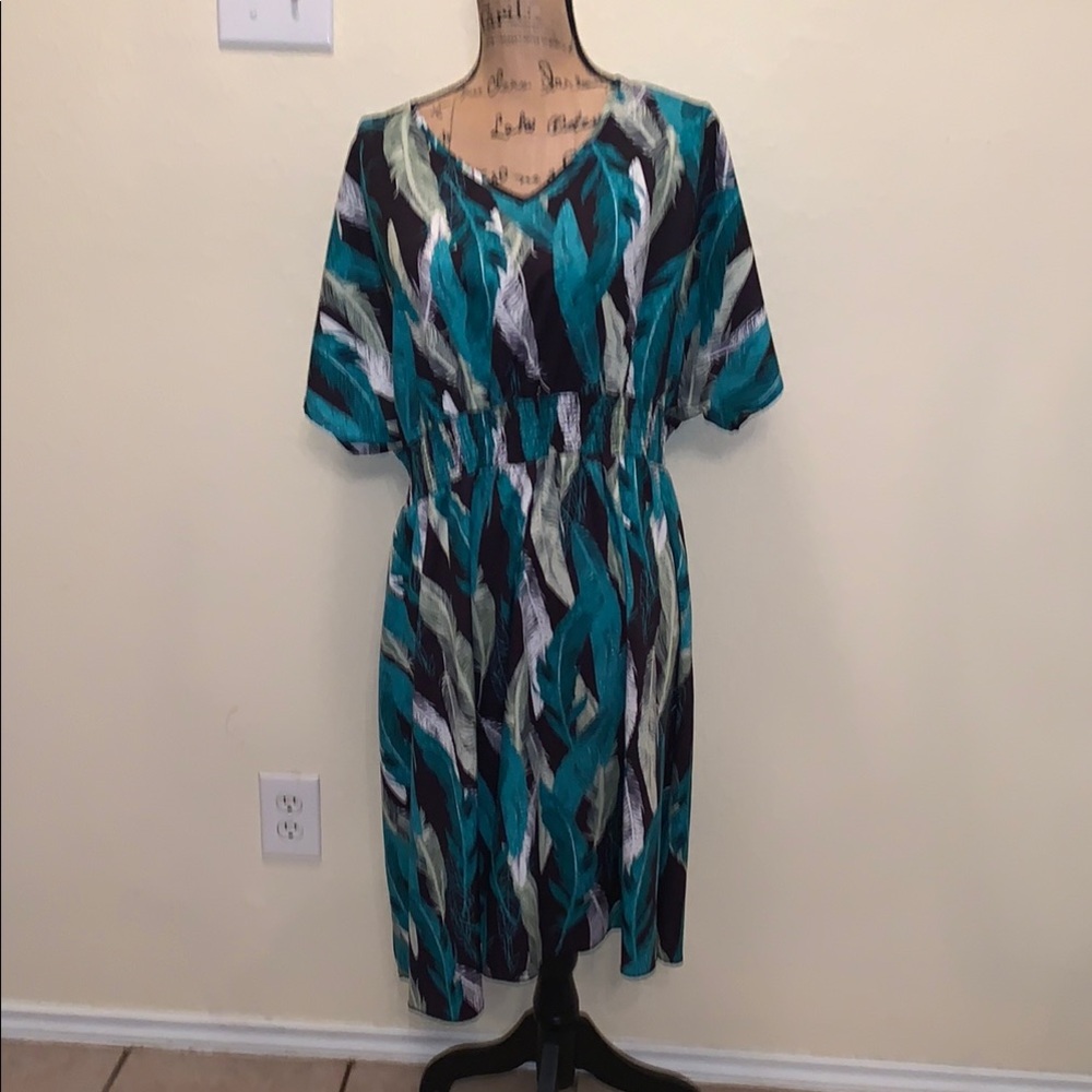 Green and Black V-Neck Midi Sundress for Casual Wear